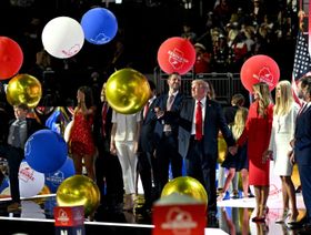 بالونات تسقط والرئيس الأميركي السابق دونالد ترمب وعائلته واقفون على خشبة المسرح خلال المؤتمر الوطني للحزب الجمهوري في ميلووكي، ويسكونسن، الولايات المتحدة، يوم الخميس 18 يوليو 2024 - بلومبرغ