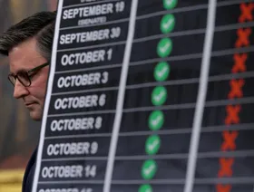 رئيس مجلس النواب مايك جونسون يعقد مؤتمراً صحفياً في اليوم التاسع والعشرين من الإغلاق الحكومي الفيدرالي في مبنى الكابيتول الأميركي بتاريخ 29 أكتوبر 2025 في واشنطن العاصمة. - Getty Images