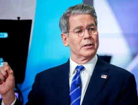 بيسنت يتوقع \"تقدماً كبيراً\" في المحادثات مع الصين رغم أزمة فول الصويا