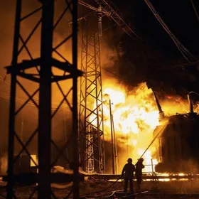 رجال الإطفاء يتعاملون مع حريق في أعقاب هجوم صاروخي روسي على محطة كهرباء في خاركيف في 11 سبتمبر 2022 - المصدر: بلومبرغ