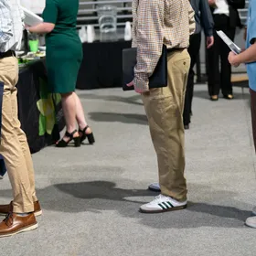 باحثون عن عمل في معرض توظيف في بون، كارولاينا الشمالية - بلومبرغ