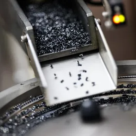 رقائق أشباه الموصلات على خط إنتاج في مصنع شركة هانا مايكرو إلكترونيكس في تايلندا. 13 أغسطس 2025 - بلومبرغ