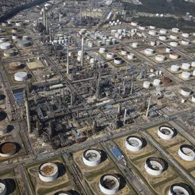 خزانات نفط ومرافق تكرير في "فولي"، المملكة المتحدة. تستعد أكبر شركات النفط بالعالم لتنفيذ خطط تسريع زيادة الإنتاج عندما تعلن عن أرباحها الأسبوع الجاري - بلومبرغ