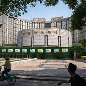 لوحات إعلانية تحيط بمبنى بنك الشعب الصيني في بكين، الصين - المصدر: بلومبرغ