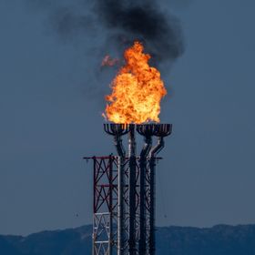 شعلة غاز في منشأة "LNG Canada" بمدينة كيتيمات في كولومبيا البريطانية، كندا - بلومبرغ