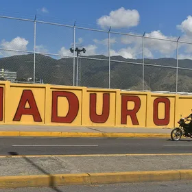 اسم الرئيس الفنزويلي المعزول "نيكولاس مادورو" على جدار بأحد الطرق العامة في فنزويلا - بلومبرغ