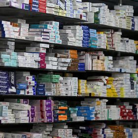 أدوية مرتبة على رف داخل صيدلية في القاهرة، مصر، 17 نوفمبر 2016. - المصدر: رويترز
