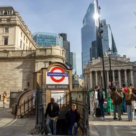مشاة يخرجون من محطة مترو أنفاق بنك لندن في مدينة لندن، المملكة المتحدة - بلومبرغ