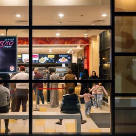 عملاء يصطفون في مطعم البيك للوجبات السريعة في الرياض، المملكة العربية السعودية - المصدر: بلومبرغ