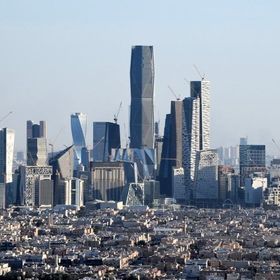 مشهد من العاصمة السعودية الرياض، وتظهر فيه ناطحات السحاب في مركز الملك عبدالله المالي ومبان سكنية - المصدر: بلومبرغ