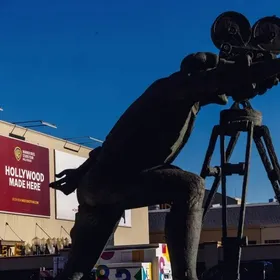 تمثال "مصور الكاميرا"، الذي نحته ألدو وأندريا فافيلي، خارج استوديو وارنر براذرز في 12 سبتمبر 2025 في بوربانك، كاليفورنيا - Getty Images