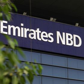 شعار بنك الإمارات دبي الوطني على واجهة مبناه الرئيسي في دبي، الإمارات العربية المتحدة - المصدر: بلومبرغ