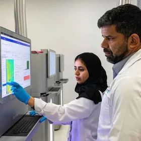 باحث وباحثة في أبوظبي، عاصمة الإمارات العربية المتحدة، في وقت سابق من 2025 - بلومبرغ