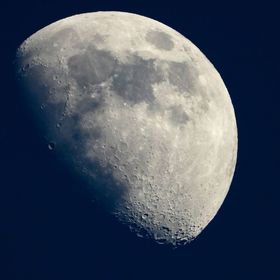 ما الذي يمنع إرسال إنسان إلى القمر مجدداً؟