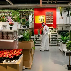 أحد المتسوقين داخل فرع "أيكيا" بمركز تسوق في العاصمة السعودية الرياض - المصدر: بلومبرغ