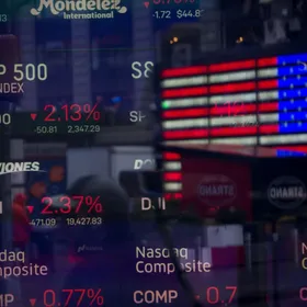 شاشات تعرض بيانات سوق الأسهم كما تظهر من نافذة بورصة ناسداك في ساحة تايمز سكوير. نيويورك/الولايات المتحدة - المصدر: بلومبرغ