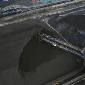 آلة تكديس الفحم تعمل في موقع لتخزين الفحم، مقاطعة جيانغسو، الصين - المصدر: بلومبرغ