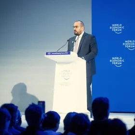 فيصل الإبراهيم وزير الاقتصاد والتخطيط السعودي في الجلسة الختامية لمنتدى دافوس، 23 يناير 2026. - الشرق