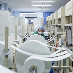 موظف يعمل على خط إنتاج كمامات واقية في مصنع تديره شركة داشينغ لتصنيع المواد الصحية بمدينة شنغهاي الصينية - المصدر: بلومبرغ