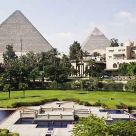 أهرامات الجيزة كما بدت من حديقة فندق 'مينا هاوس' في القاهرة، مصر - المصدر: بلومبرغ