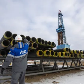 عامل يتفقد أنابيب الحفر في منصة حفر غاز في حقل "غازبروم" شياندينسكوي للنفط والغاز والمكثفات في مدينة لينسك، جمهورية ساخا، روسيا - المصدر: بلومبرغ