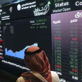 رجل ينظر إلى حركة الأسهم على لوحة إلكترونية داخل سوق الأسهم السعودية، تداول، في الرياض، المملكة العربية السعودية (صورة أرشيفية) - المصدر: بلومبرغ