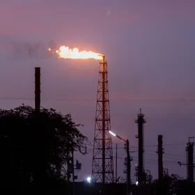 مصفاة نفط "أمواي بتروليوس دي فنزويلا" في مجمع مصفاة باراغوانا في بونتو فيجو، ولاية فالكون، فنزويلا - المصدر: بلومبرغ