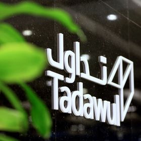 شعار "تداول" معروض عند مدخل السوق المالية السعودية، والمعروفة أيضاً باسم "تداول" في العاصمة السعودية، الرياض - المصدر: بلومبرغ