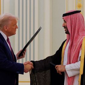 ولي العهد السعودي الأمير محمد بن سلمان والرئيس الأمريكي دونالد ترمب يتصافحان بعد توقيع اتفاقية الشراكة الاستراتيجية بين السعودية والولايات المتحدة الأميركية في الديوان الملكي في الرياض، المملكة العربية السعودية، 13 مايو 2025. - رويترز 
