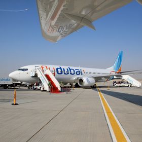 طائرة "بوينغ 737"، التي تديرها "فلاي دبي"، أثناء عرض خلال اليوم الثاني من معرض دبي للطيران الرابع عشر في دبي، الإمارات العربية المتحدة، يوم الاثنين، نوفمبر 2019 - بلومبرغ