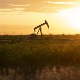 رافعة ضخ النفط خارج ميدلاند، تكساس، الولايات المتحدة - المصدر: بلومبرغ