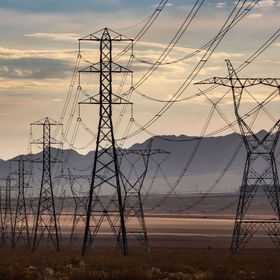 خطوط نقل كهرباء ذات الجهد العالي - المصدر: بلومبرغ