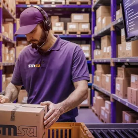 صورة مولدة بالذكاء الاصطناعي لخدمات "سمسا" اللوجستية - الشركة