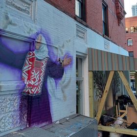 لوحة جدارية تعبر عن الفخر بالهوية الفلسطينية في منطقة أبر إيست سايد بمانهاتن في نيويورك  - المصدر: بلومبرغ