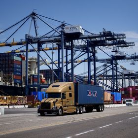 رافعات حاويات في منشأة "يوسن ترمينالز" (Yusen Terminals) في ميناء لوس أنجلوس، ولاية كاليفورنيا - بلومبرغ
