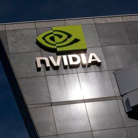 شعار " "إنفيديا" يزين واجهة المقر الرئيسي للشركة في سانتا كلارا، كاليفورنيا، الولايات المتحدة - المصدر: بلومبرغ