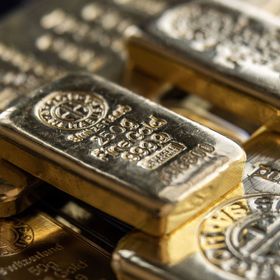 سبيكتان من الذهب من شركة "أرغور هيراوس" في شركة "سولر كابيتال غولد"، منسقة في بودابست بالمجر - المصدر: بلومبرغ