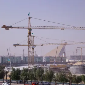 رافعات بناء في موقع بناء حديقة الملك سلمان في الرياض، السعودية - بلومبرغ