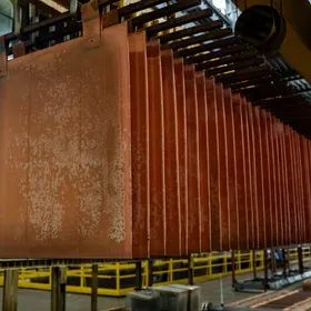 صفائح كاثود النحاس معلّقة داخل منشأة صناعية في بولندا. - بلومبرغ