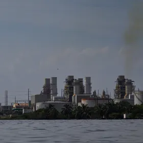 خزانات النفط في مصفاة على بحيرة ماراكايبو في ولاية زوليا، فنزويلا. - بلومبرغ