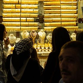 سيدات تتفرجن على المصوغات الذهبية في نافذة متجر ذهب في منطقة البازار الكبير في إسطنبول، تركيا - المصدر: بلومبرغ