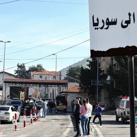 لافتة إرشادية كُتب عليها "المغادرة إلى سوريا" عند معبر المصنع الحدودي بين لبنان وسوريا، 10 ديسمبر 2024 - رويترز 