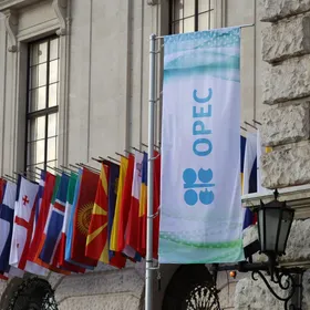 شعار منظمة البلدان المصدرة للبترول (أوبك) عند مدخل ندوة أوبك الدولية الثامنة في قصر هوفبورغ في فيينا، النمسا، يوم الأربعاء 5 يوليو 2023. - بلومبرغ