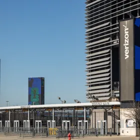 لافتات "فيفا" في ملعب "ميتلايف" في إيست روثرفورد نيو جيرسي - بلومبرغ