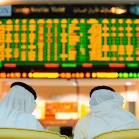 صورة من داخل قاعة التداول في سوق أبوظبي للأوراق المالية (أرشيفية) - رويترز 