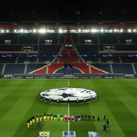 ملعب خالٍ قبل مباراة في دوري أبطال أوروبا خلال جائحة كوفيد-19 عام 2020 - Getty Images