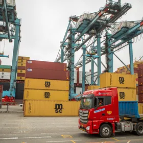 حاويات شحن داخل ميناء كالاو، بيرو - بلومبرغ