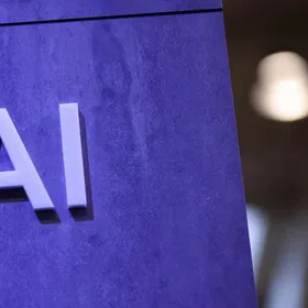 شعار الذكاء الاصطناعي على مقصورة "مايكروسوفت" في معرض "هانوفر ميسي 2024" في هانوفر، ألمانيا - المصدر: بلومبرغ