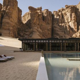 جانب من بركة سباحة في منتجع "هابيتاس العلا"، في مدينة العلا، المملكة العربية السعودية - المصدر: بلومبرغ