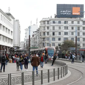 مواطنون يمرون بالقرب من سكة "الترام" وسط مدينة الدار البيضاء بالمغرب، في 12 مارس 2020 - رويترز 